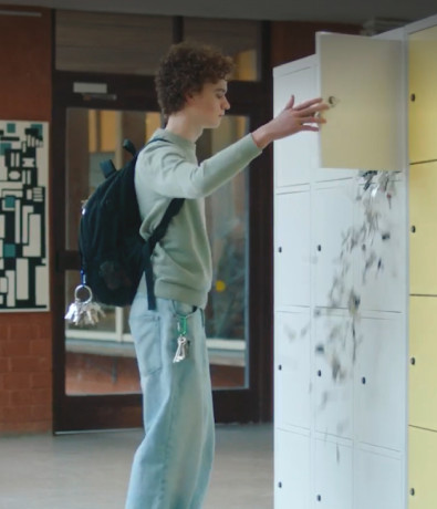 Student aan locker